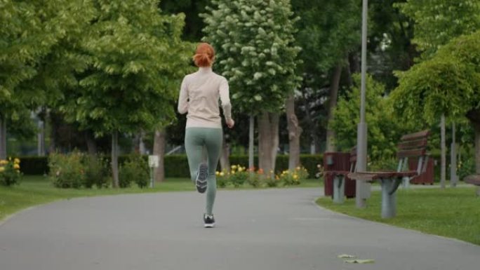 厌食症的女人早上开始慢跑。