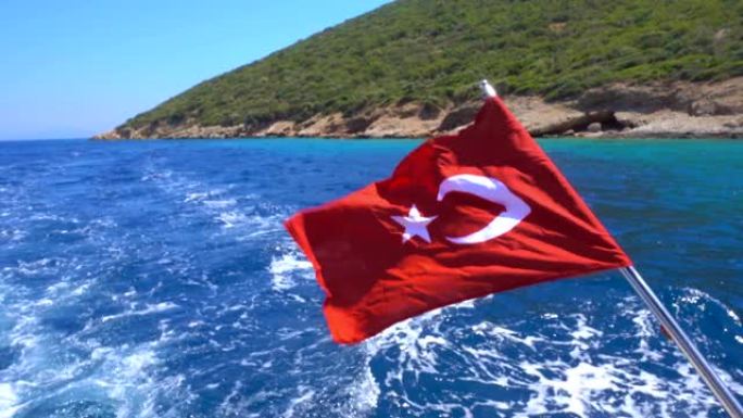 以大海为背景的快艇上的土耳其国旗
