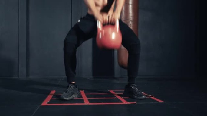运动员在健身房锻炼健身训练运动用壶铃举重和双腿深蹲健康的生活方式健美。