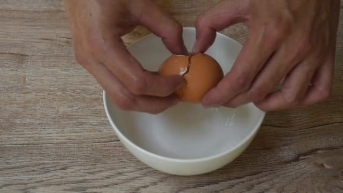 碗中手工破裂的棕色蛋壳