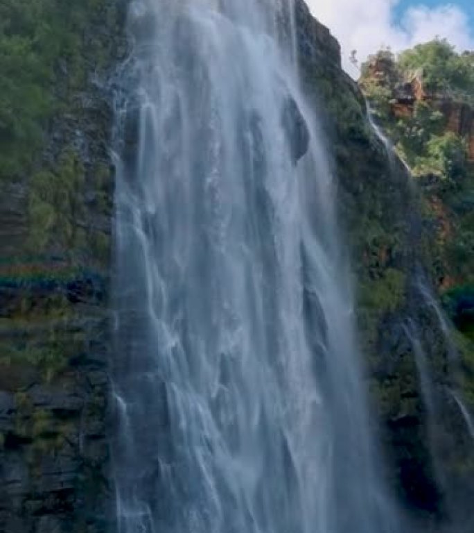 南非的里斯本瀑布，里斯本瀑布是南非姆普马兰加最高的瀑布。瀑布高94米。瀑布位于全景路线上。