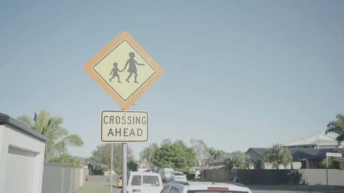 越过前方警告标志，积极的学校旅行，道路安全概念