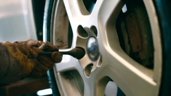 机械师在汽车修理厂更换轮胎