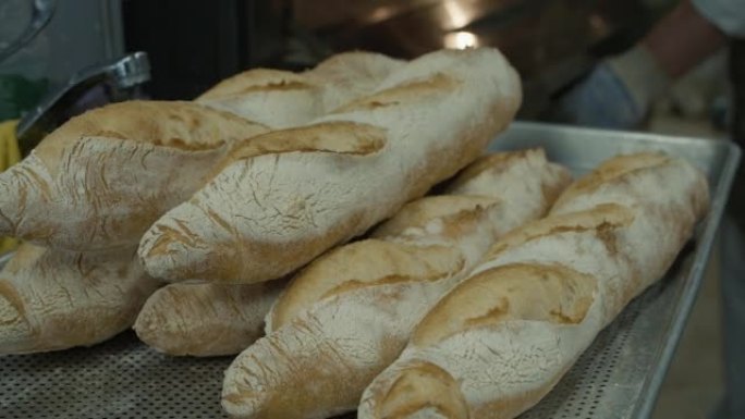 烘焙工艺面包，家庭烤箱中的法式长棍面包