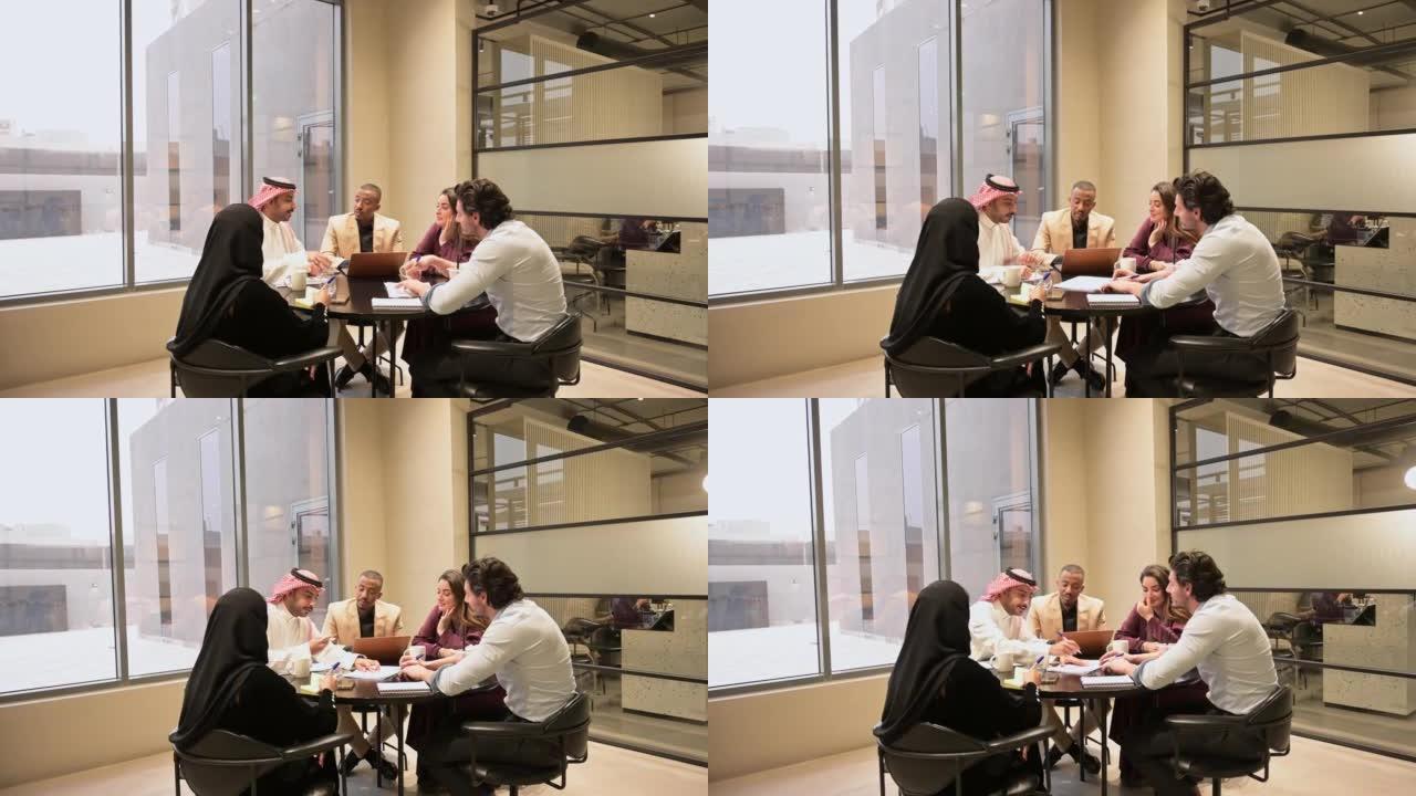 年轻的沙特专业人士在联合办公会议室