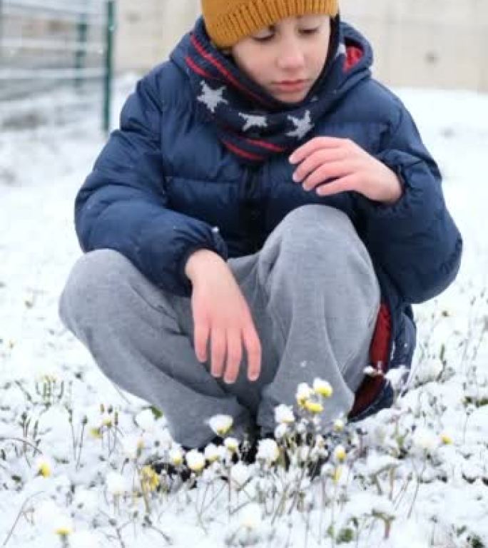可爱的小孩在美丽的冬季公园玩得开心。