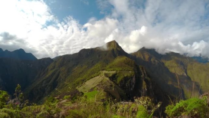 著名和热门景点的时间流逝秘鲁马丘比丘，观光，世界七大奇观之一，云层掠过山脉，晴天，旅行概念