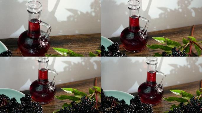 慢动作红汁瓶装，接骨木香草酊，黑浆果特写。浆果制成的治疗饮料