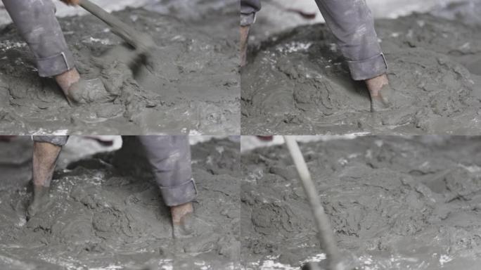 工人在建筑工地搅拌砂浆抹灰。