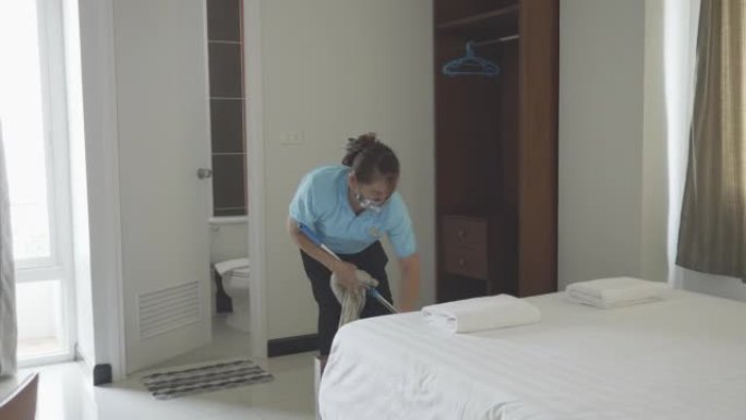 高级酒店女服务员为客人清洁酒店房间内的所有设备