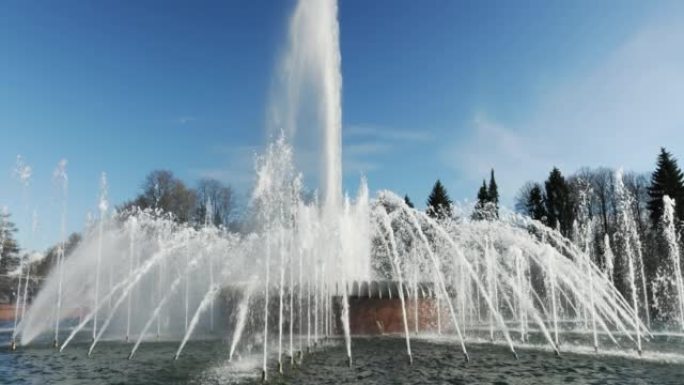喷泉，流动的水，人们在游乐园里散步