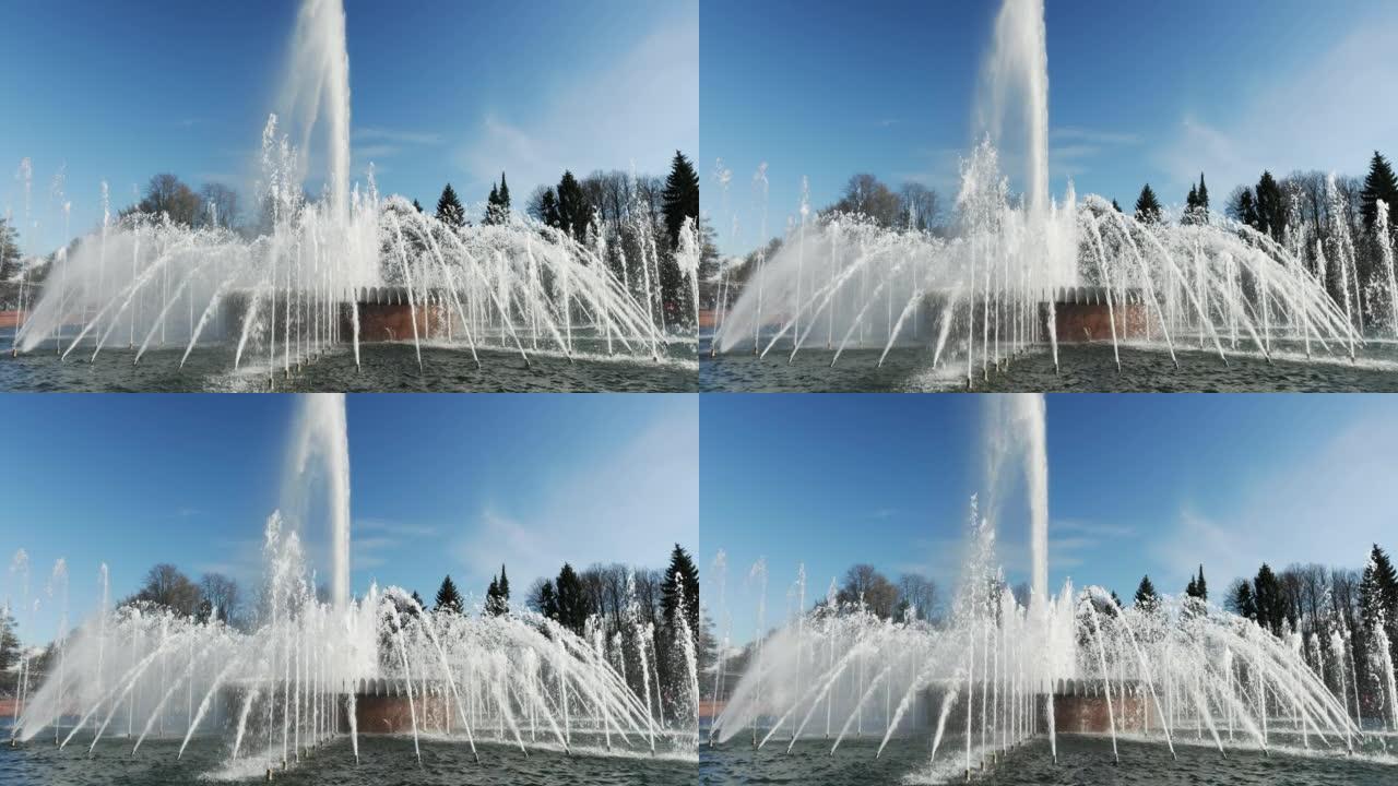 喷泉，流动的水，人们在游乐园里散步
