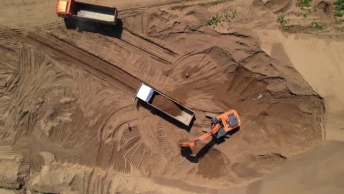 挖掘机装载沙子
