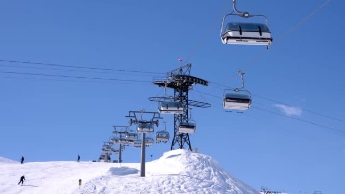 滑雪缆车在奥地利阿尔卑斯山的雪域景观上移动。