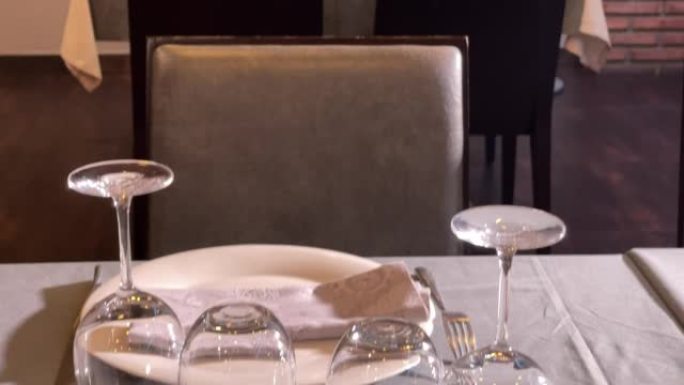 浪漫餐厅精心打扮的桌子的特写