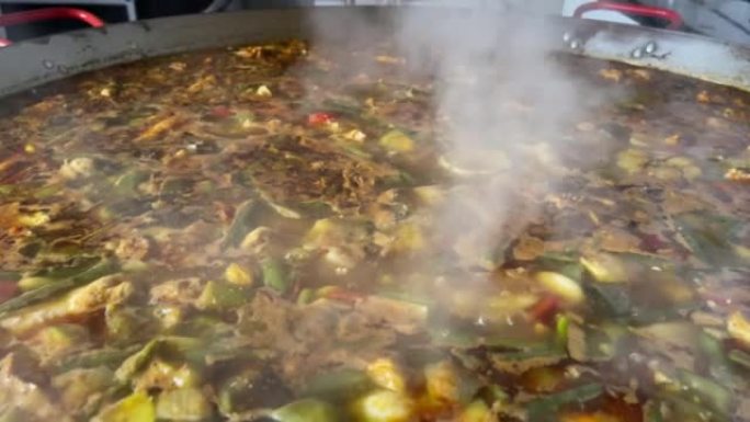 西班牙烹饪海鲜饭的实时视频。