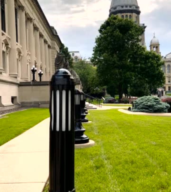 从伊利诺伊州最高法院的草坪上可以看到伊利诺伊州议会大厦的长角视图