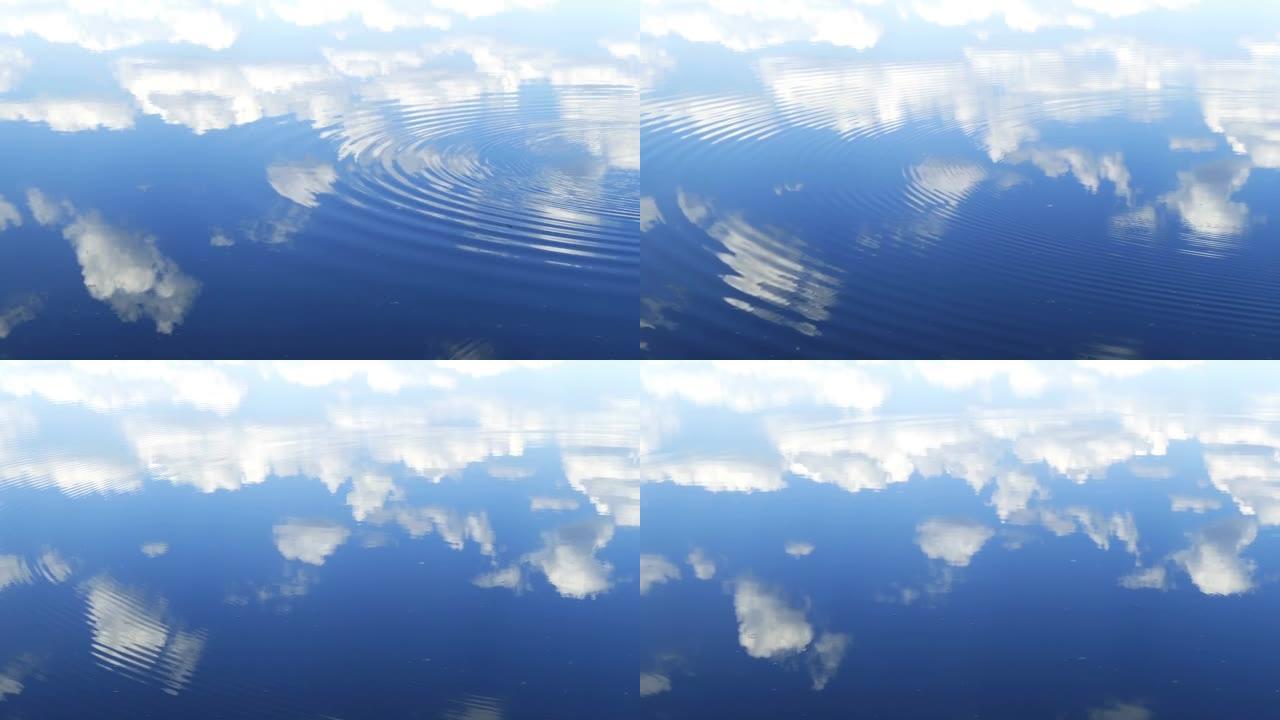 圆圈沿着水面流动，在水中用云反射天空