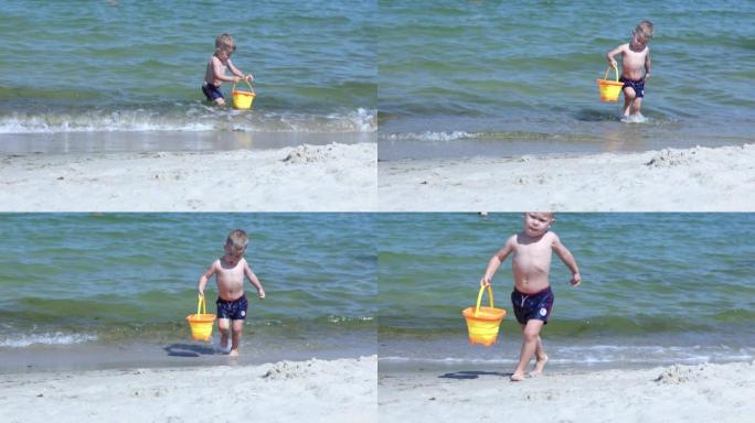 小男孩小孩在沙滩上玩耍，装满水桶海水，在沙滩上奔跑