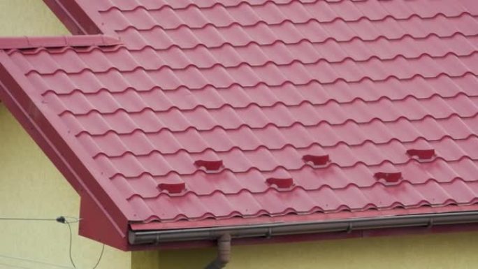 冬季在房屋屋顶上铺有钢瓦的防雪装置。建筑物的瓷砖覆盖物