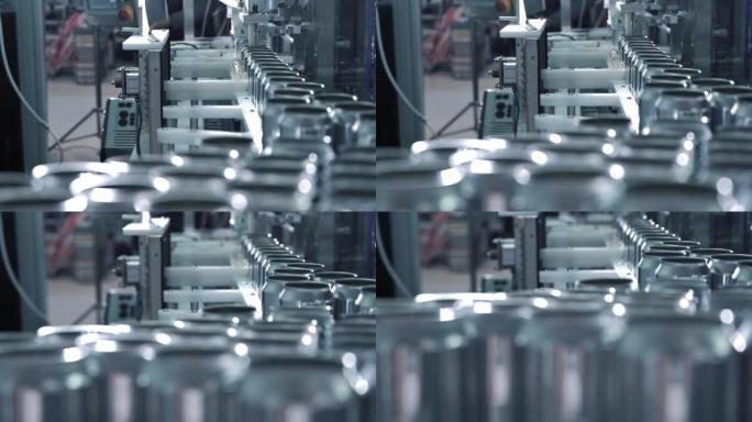 用于饮料加工的新铝罐正在饮料制造的传送带机上的工厂生产线上移动。食品饮料工业经营理念。高质量4k镜头