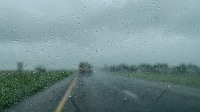 通过半卡车实时多雨和暴风雨的70号州际公路在美国中西部旅行，来自移动汽车视频系列