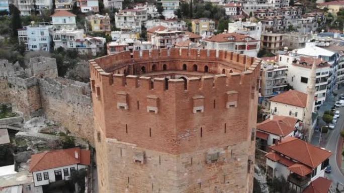 土耳其阿拉尼亚红塔历史防御工事的无人机鸟瞰图