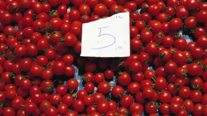 卖方手在市场上标价的大批西红柿