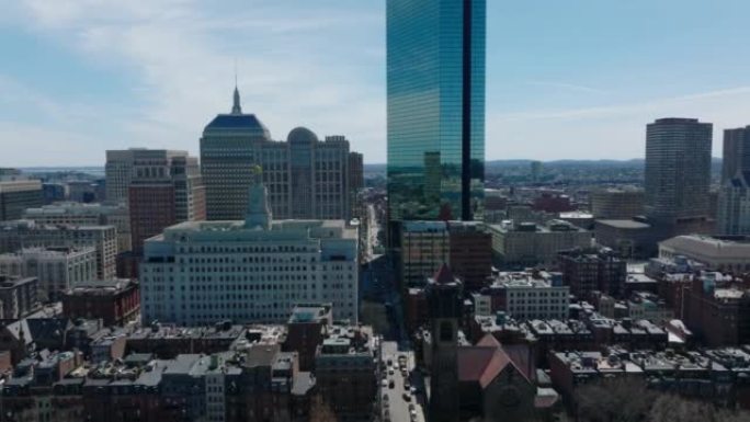现代约翰·汉考克大厦和博伊尔斯顿街标志性的大型建筑。住宅开发中教堂的向后揭示。美国波士顿