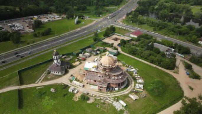 在城市的居民区建造东正教教堂。围成一圈飞行。航空摄影