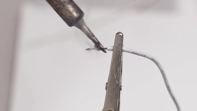 男士手烙铁和松香制作锡焊用镀锡线。