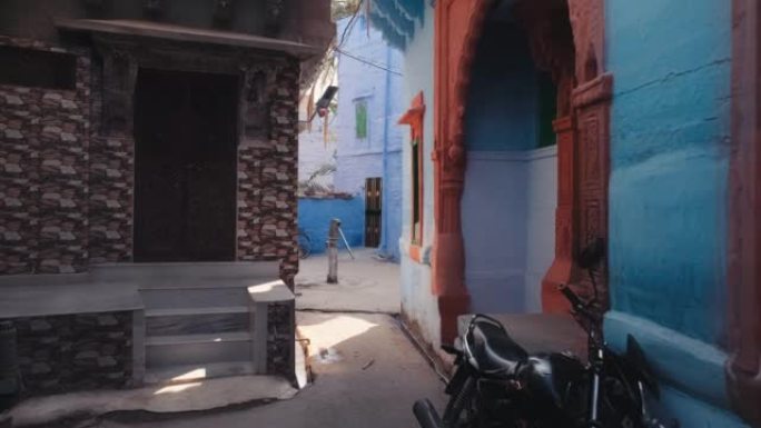 著名的蓝色城市焦特布尔的街道和彩绘房屋。印度拉贾斯坦邦焦特布尔。