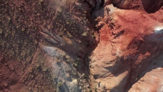 俄罗斯阿尔泰地区彩虹山脉的空中俯视图。称为火星的地质构造。由于矿物的沉积，砂岩山链被多色图案覆盖
