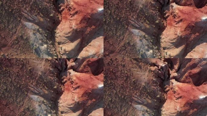 俄罗斯阿尔泰地区彩虹山脉的空中俯视图。称为火星的地质构造。由于矿物的沉积，砂岩山链被多色图案覆盖
