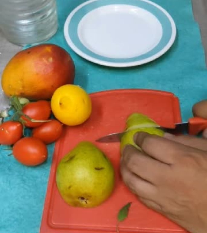在餐桌上切碎水果