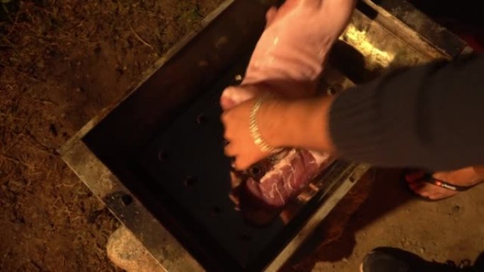 在4k晚上将生猪肉放在热瓷器盒中烧烤