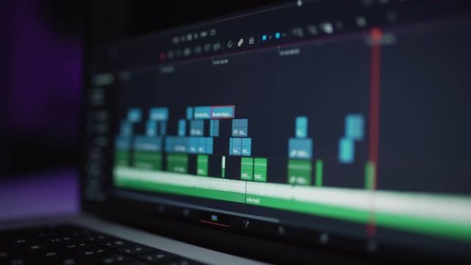 人工编辑器使用笔记本电脑创造性地创建视频剪辑。对视频内容进行颜色校正。电影摄影师正在剪辑这部电影