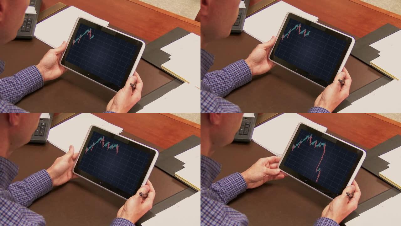 男子在平板电脑上检查股票市场