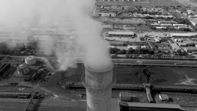 发电厂的烟熏烟囱鸟瞰图。发电，燃煤发电厂。燃料产生的浓烟。大气污染，有害排放物和全球变暖，生态问题