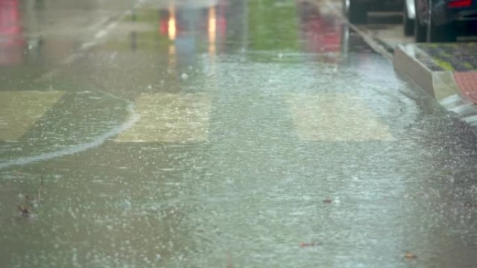 汽车穿过街道，从雨水形成的巨大水坑中溅起水