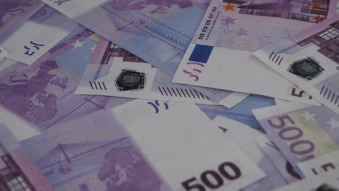 一道道欧元钞票平铺在桌子上。欧元纸币上的固体声子。大量的欧元堆积如山。财务福利的概念。