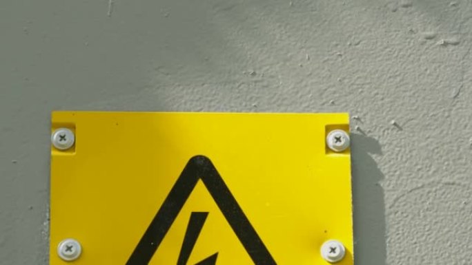 爱沙尼亚带有闪电警告标志的墙上的黄色标牌