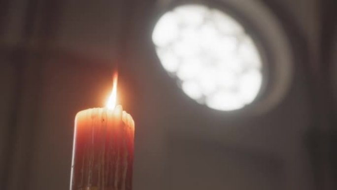蜡烛在天主教教堂燃烧