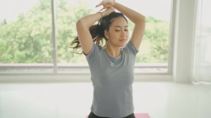 亚洲女性在家锻炼。
