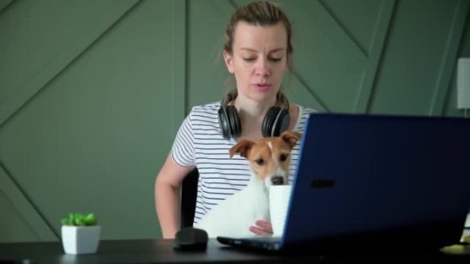 女人和她的狗在家庭办公室远程工作