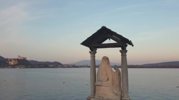 在意大利阿罗纳保护水手的麦当娜雕像。静态拍摄