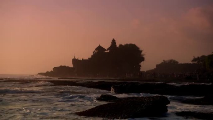 傍晚，印度尼西亚巴厘岛的丹那·洛特神庙 (Tanah Lot temple) 在海波撞击岩石。