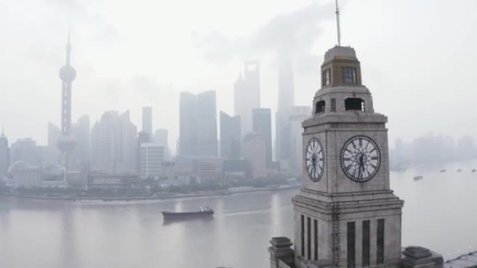 面向上海海湾的钟楼鸟瞰图，城市天际线。