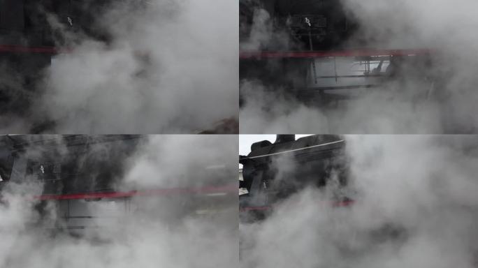 一辆复古蒸汽机车离开车站。