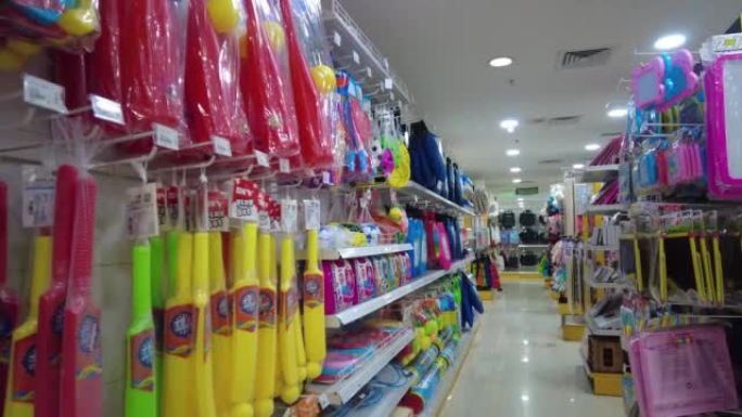 购物市场上的玩具货架。